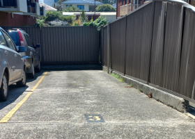 Sydney Domestic Airport 15mins walk away & space for 2 cars.jpg